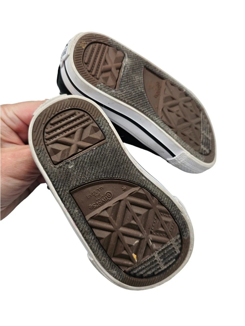 Converse Baby Sz 4 Classic Low Top Lace Up Sneakers Black White Tennis Shoes